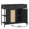 Buffet noir, Armoire buffet avec station de charge, Armoire de rangement avec tiroirs et portes décorées en rotin., Cuisine, Couloir, Salon