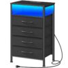 Fekete éjjeliszekrény töltőállomással és LED -es lámpával, A táblázat vége 4 Szövet fiókok, Éjjeli asztal kimeneti és USB -portokkal, Éjszakai állvány a hálószobához