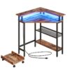 Bureau d'angle, Table de jeu avec station de recharge et bande LED, 90 Table d'ordinateur d'angle, Support pour PC mobile, Tablette en maille réglable, pour petit espace/bureau à domicile, Brun rustique et noir