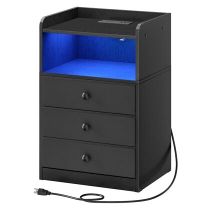 Seastán oíche le stáisiún muirir agus solas faoi stiúir, fo -bhord le 3 tarraiceán fabraice cófra, Tábla deiridh le calafoirt agus asraon USB, Tábla cois leapa don seomra suí, seomra codlata, dubh salach