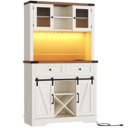 Vysoká kavárna, Farmhouse Bar Cabinet se světlem a elektřinou, 70.8" Bufetová skříň s úložištěm, Posuvné dveře stodoly, Sklo a stojan na víno, 2 Zásuvky, Bílý a ořech