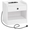Fehér egy fiók éjjeliszekrény, éjjeliszekrény töltőállomással és nyitott rekeszekkel, USB -portok és aljzatok, tárolópolc, oldalsó asztal a hálószobához, nappali, fehér