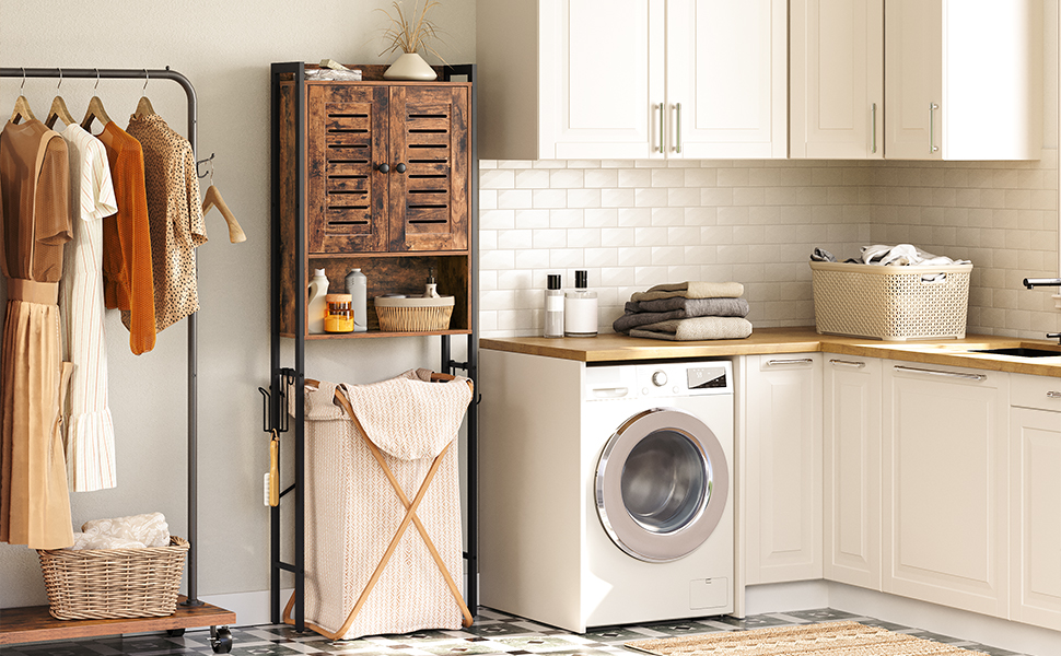 au-dessus du meuble de rangement des toilettes